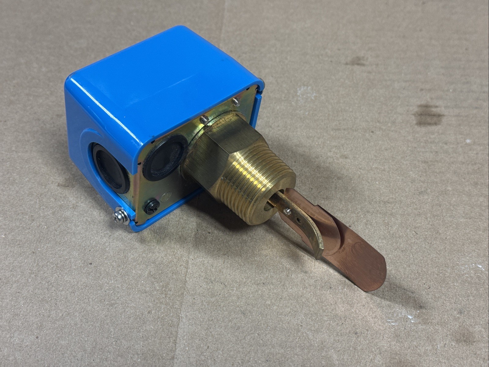 NEW SAGINOMIYA FQS-020G 3143 Flow Switch 1-1/4” NPT 142PSI Max 125/250V AC/DC
