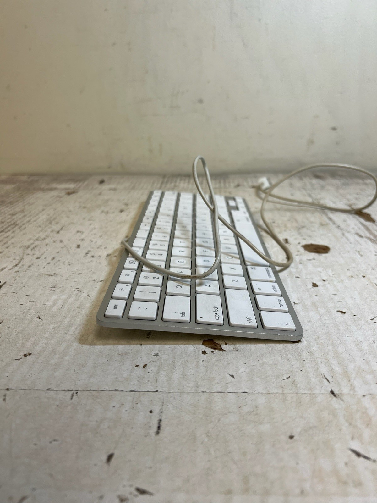 Apple A1242 Wired Keyboard White / Silver 2 Ports - Tested Working Complete