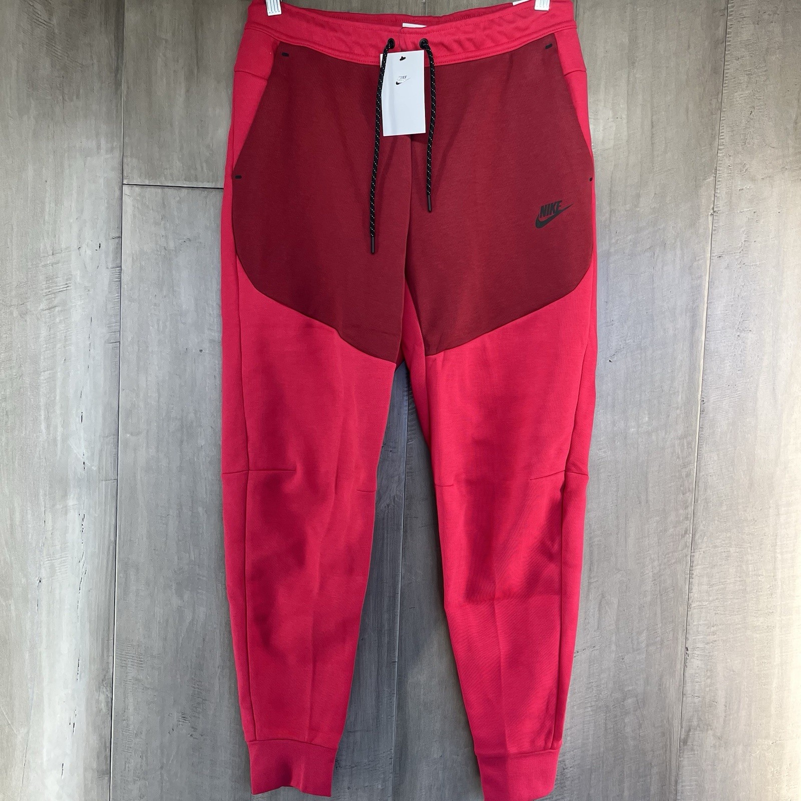 Nike Sportswear Tech Fleece Joggers Pants Berry Red Men's size Medium CU4495-643
