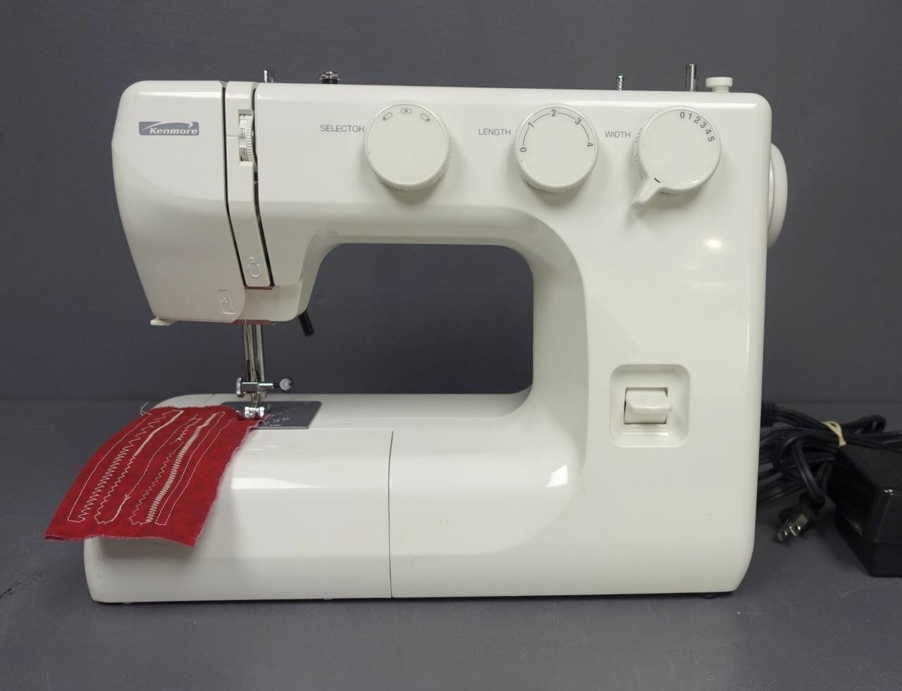 Kenmore 385.12102 Sewing Machine +Manual/Accessories/Case Tested