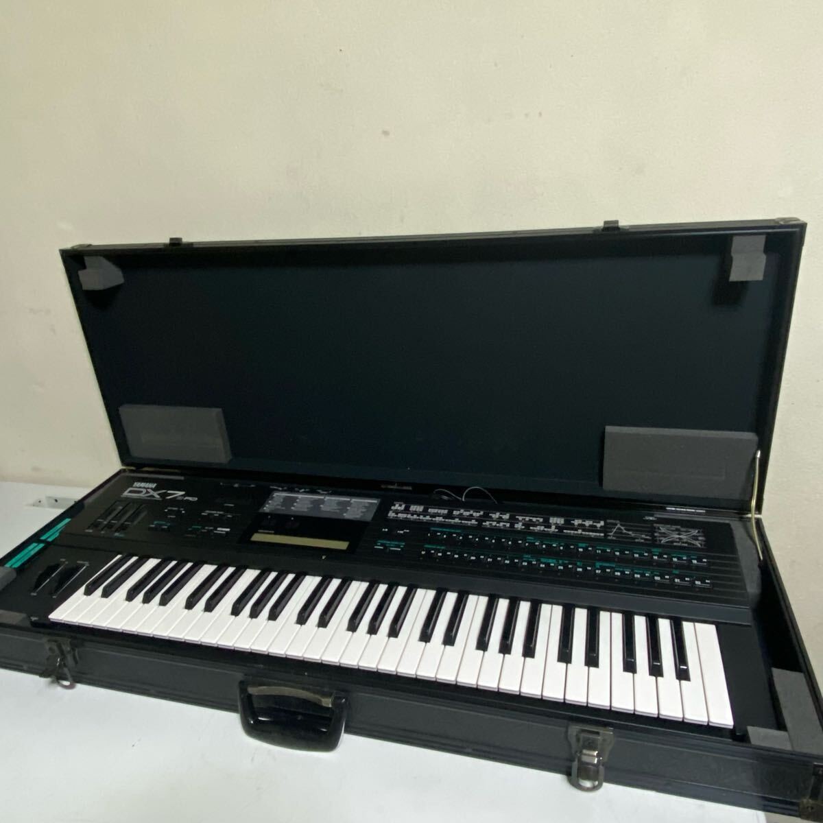 Yamaha DX7II-FD Synthesizer Keyboard w/ 4 Voice Cartridges & Hard Case Tested