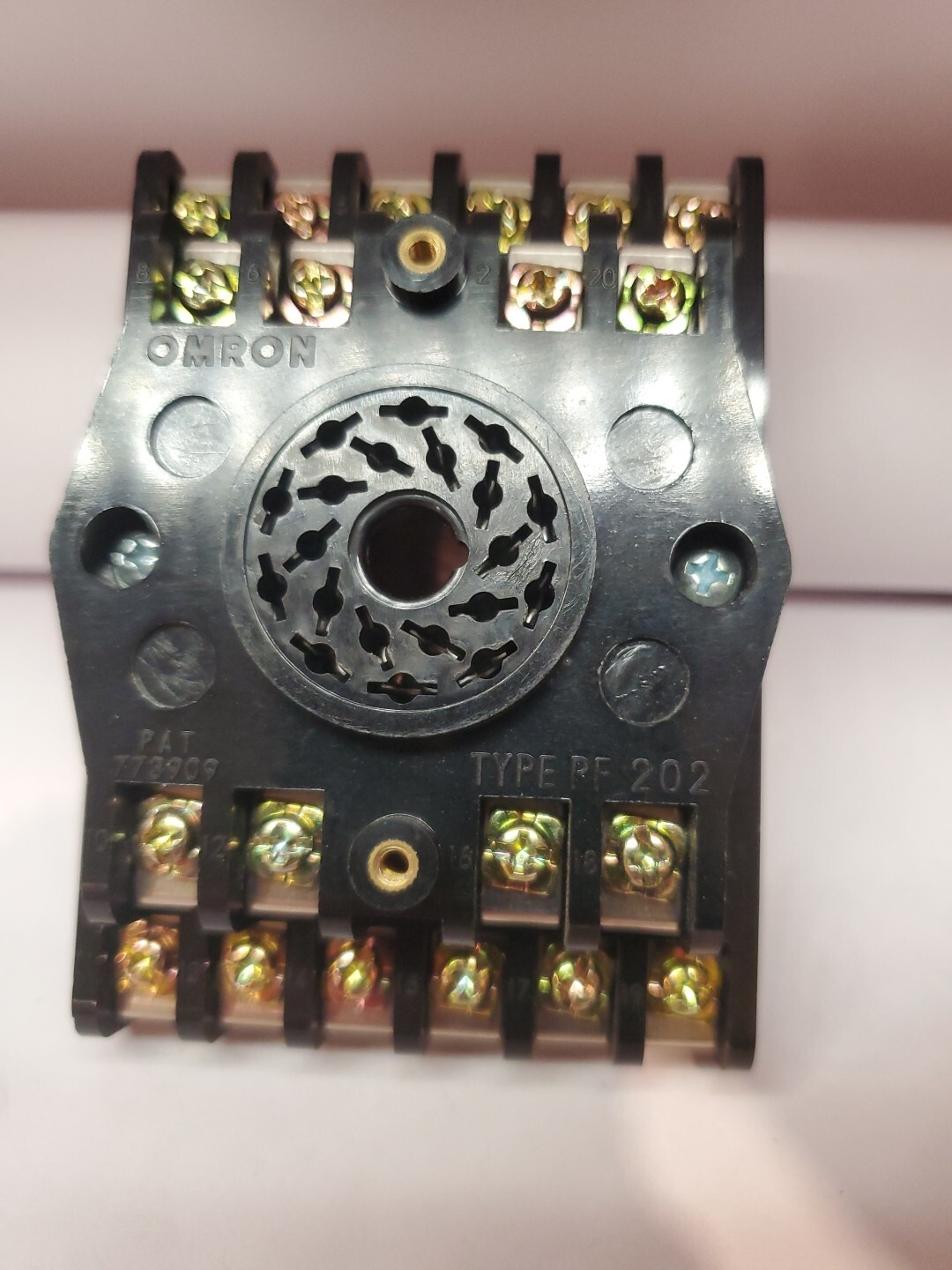 NEW OMRON 940-0770-00 RELAY BASE TYPE PF 202
