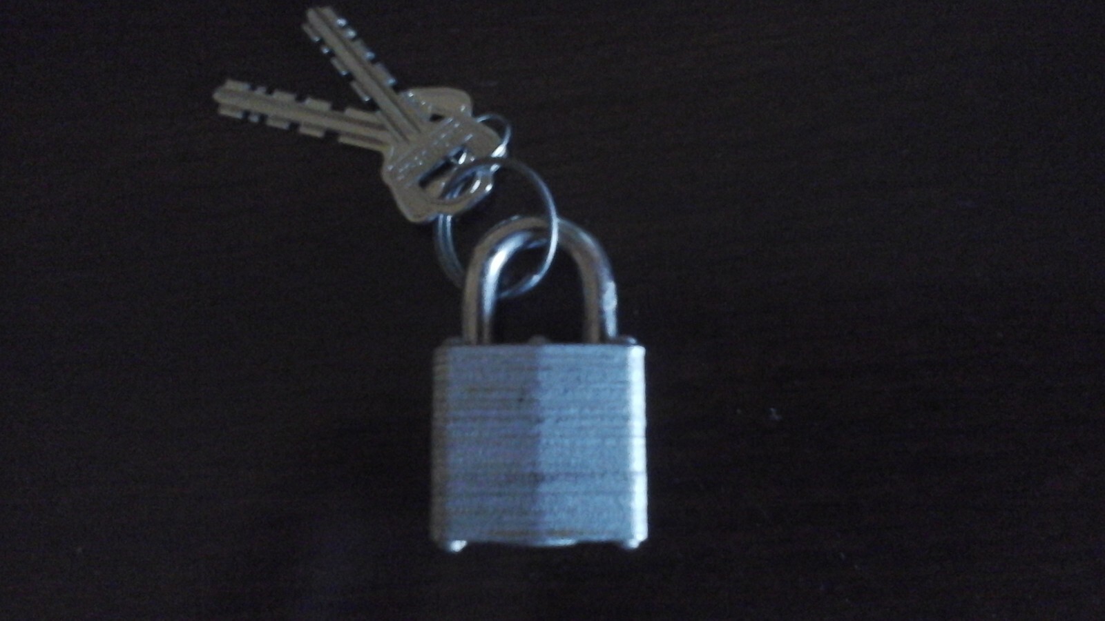 MASTER LOCK -  SQUARE 1 1/8 X 1 1/8 INCHES - WITH 2 KEYS