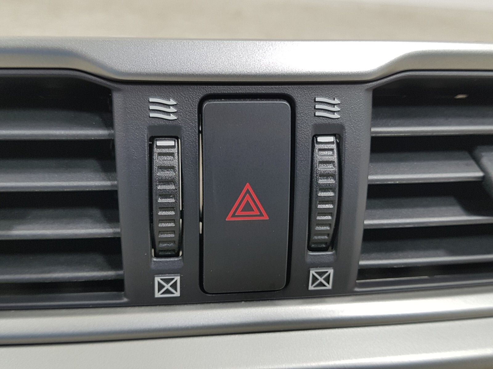 MAZDA 3 MK3 BN 17-18 DASHBOARD AIR VENT & TRIM SET