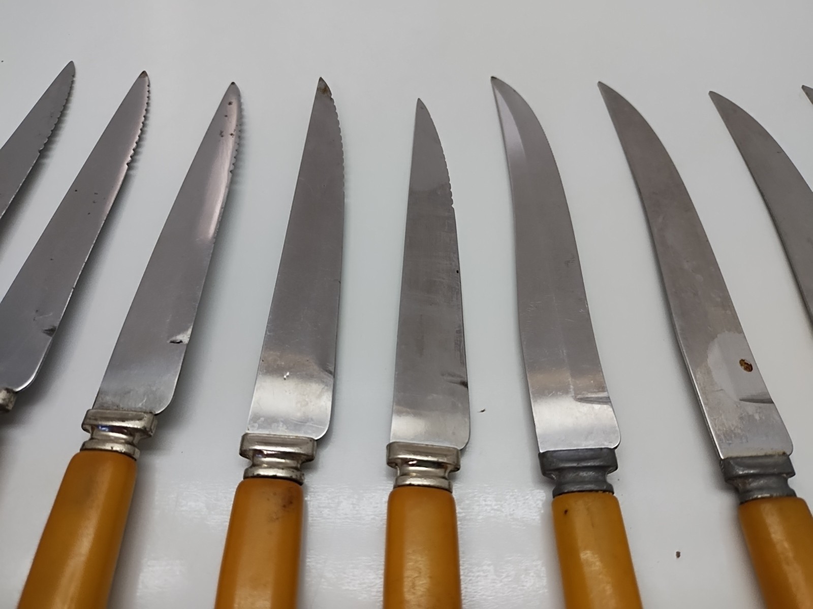 vitage bakelite 8 knive set