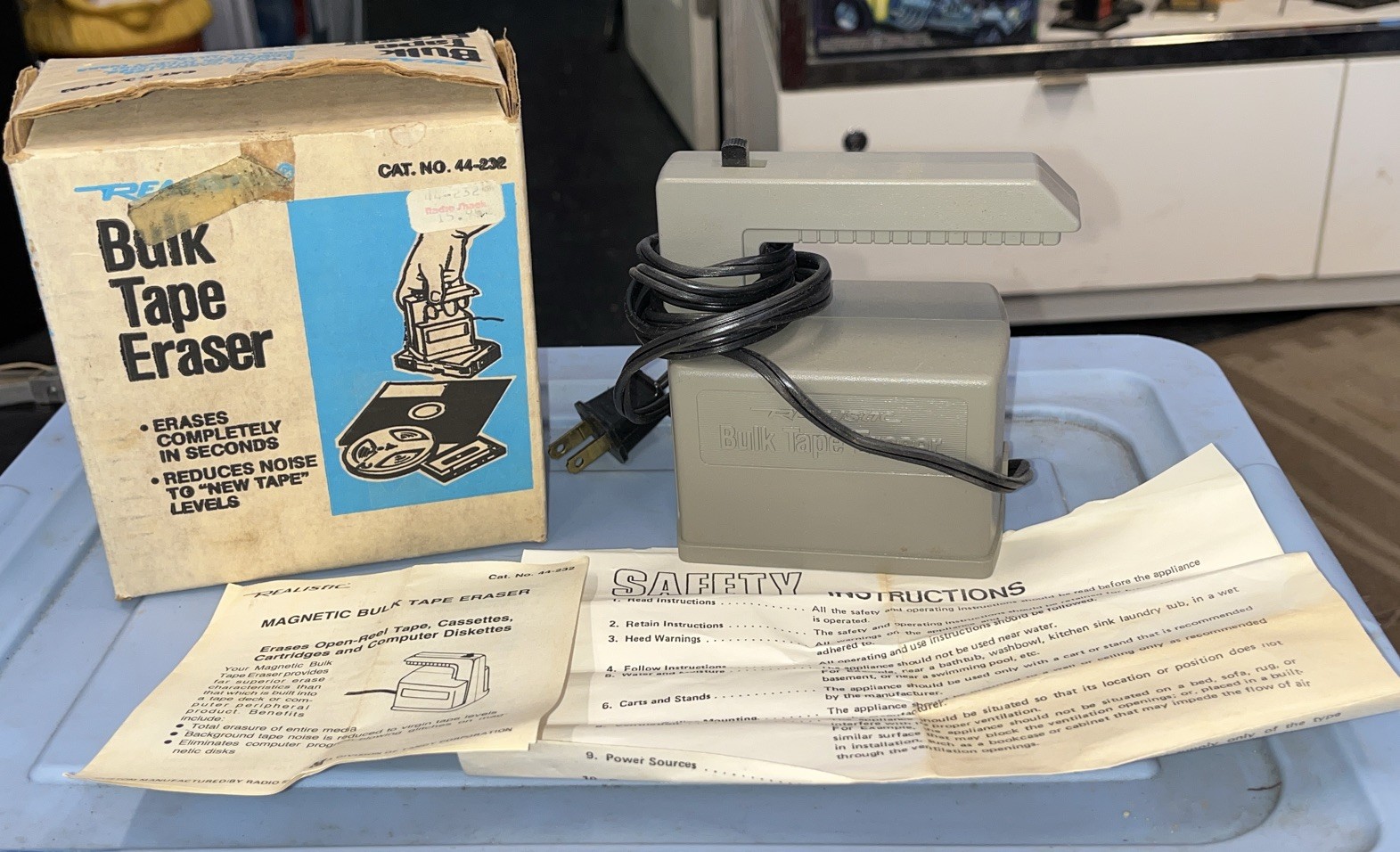 Realistic Bulk Tape Eraser 44-232 W/original Box & Instructions.  ( X 1 )
