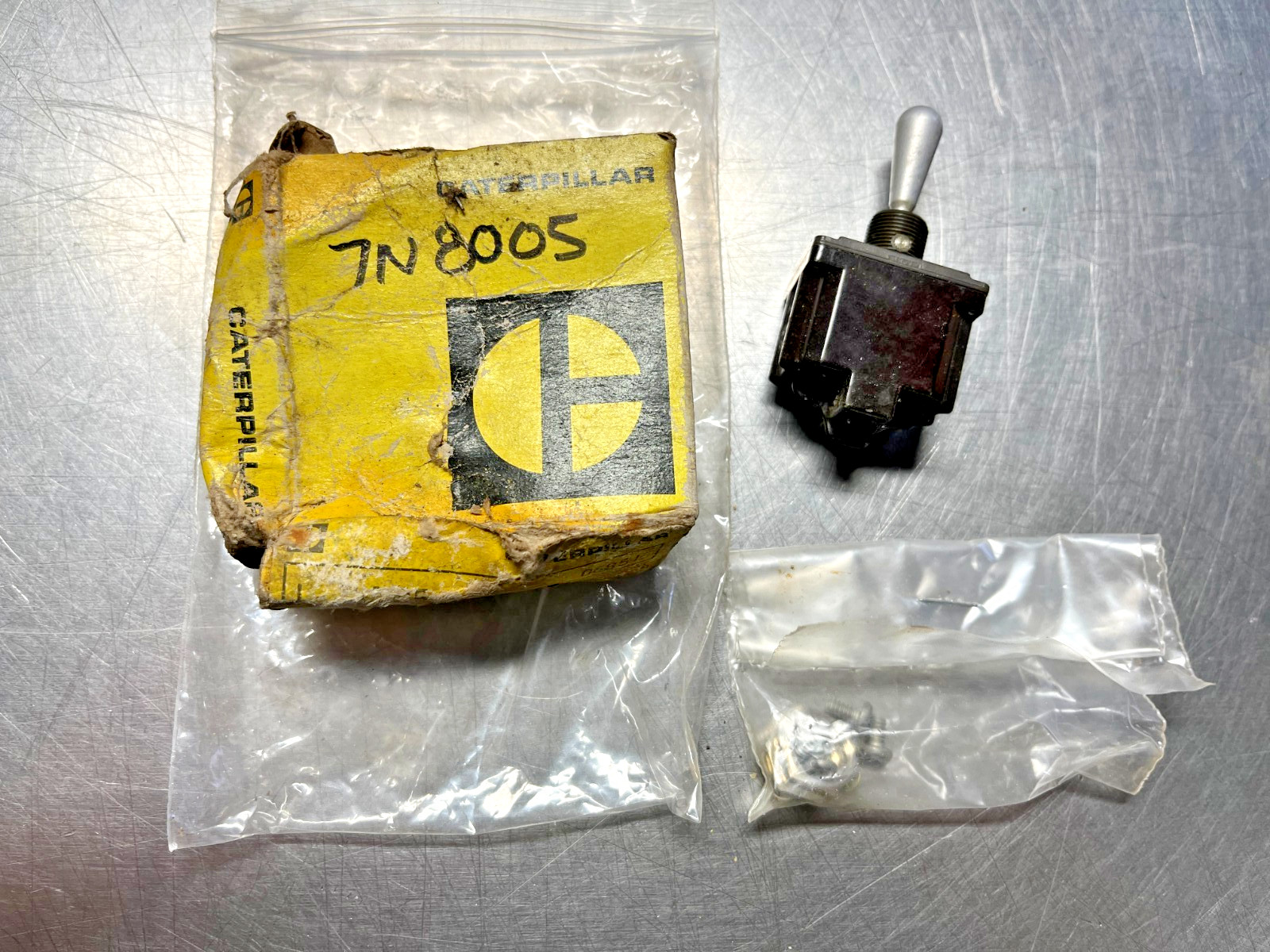 7N8005  GENUINE  OEM  CAT  Toggle SWITCH   Caterpillar  7N-8005