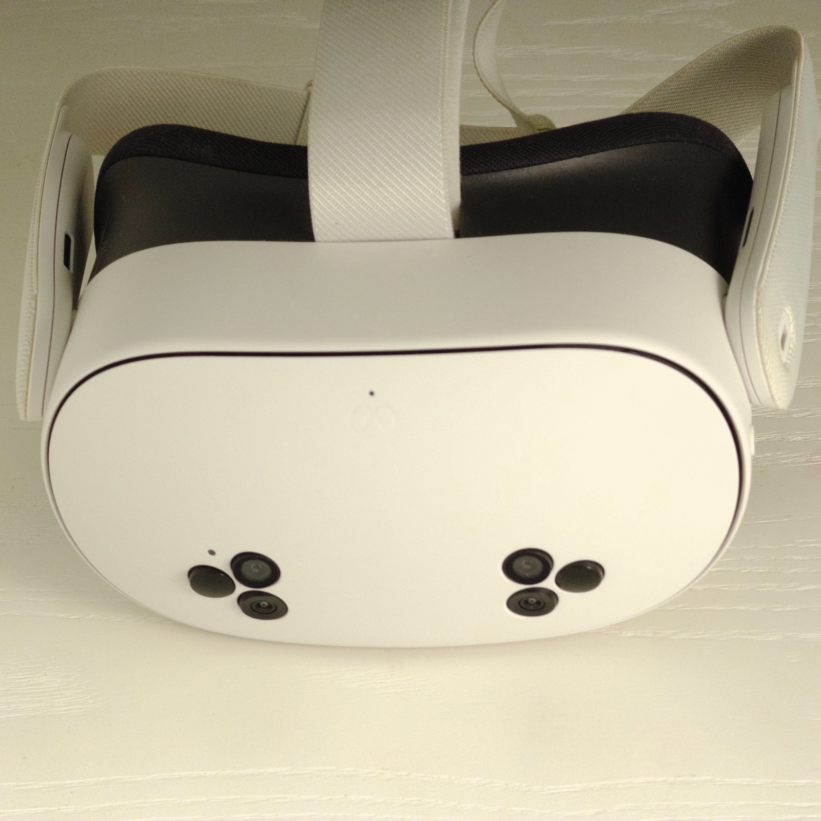 Meta Quest 3S 128GB VR Headset with Controllers White - Batman Arkham Shadow ver
