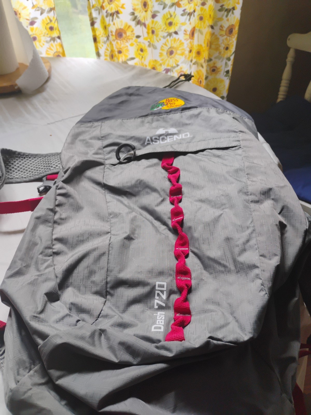 Bass Pro Shop Ascend Dash 720 Lightweight Hiking Backpack Grey/Red