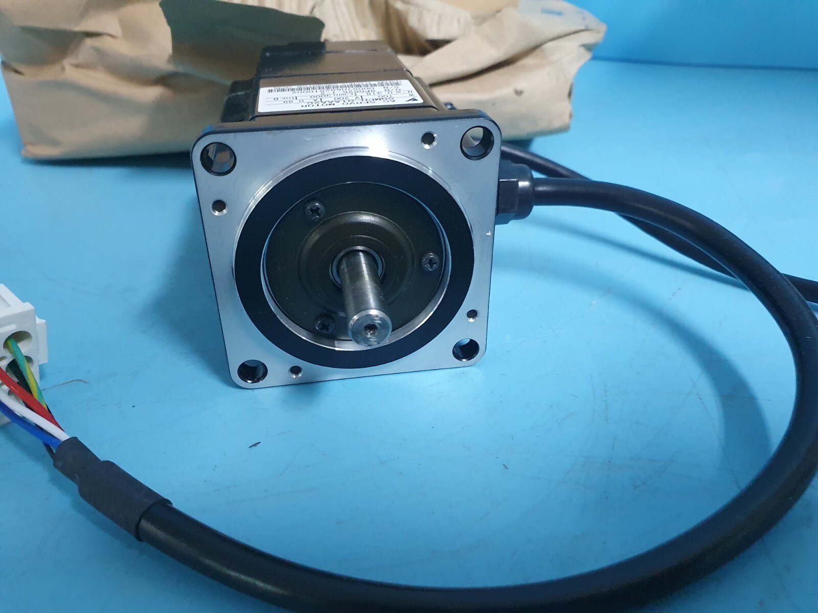 NEW YASKAWA SGMPH-01AAA2C AC SERVO MOTOR