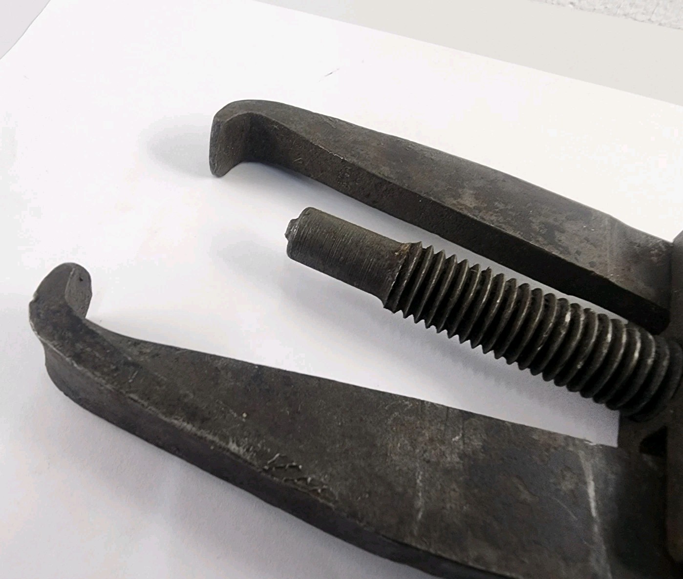 (2) Vintage Medium Size 2-Jaw Gear Pullers - Plomb 4061 4022 & Unknown