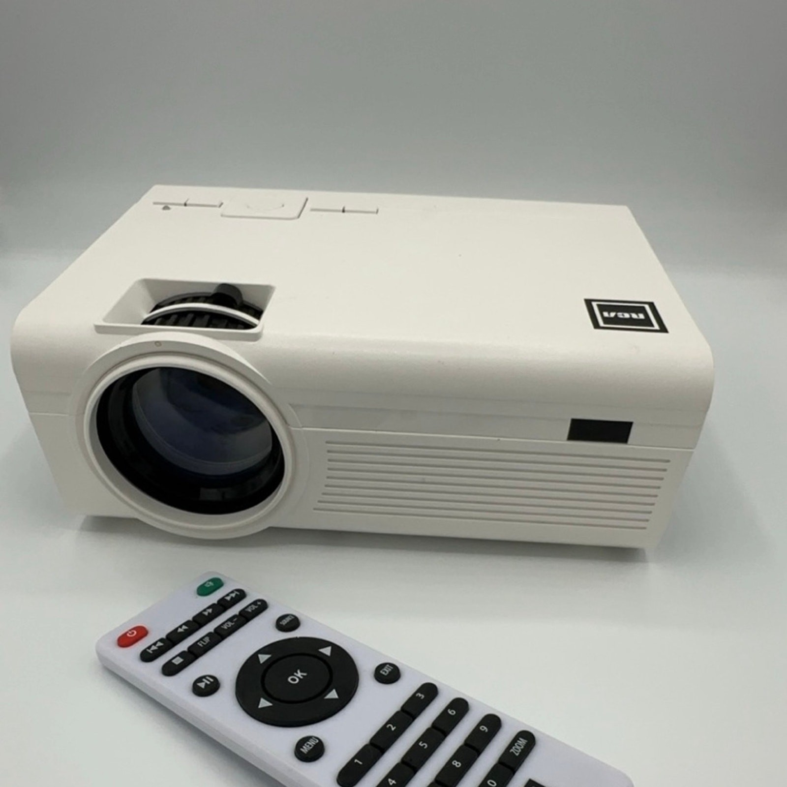 RCA RPJ136 Home Theater Theatre Projector LCD HDMI 1080p 800x480
