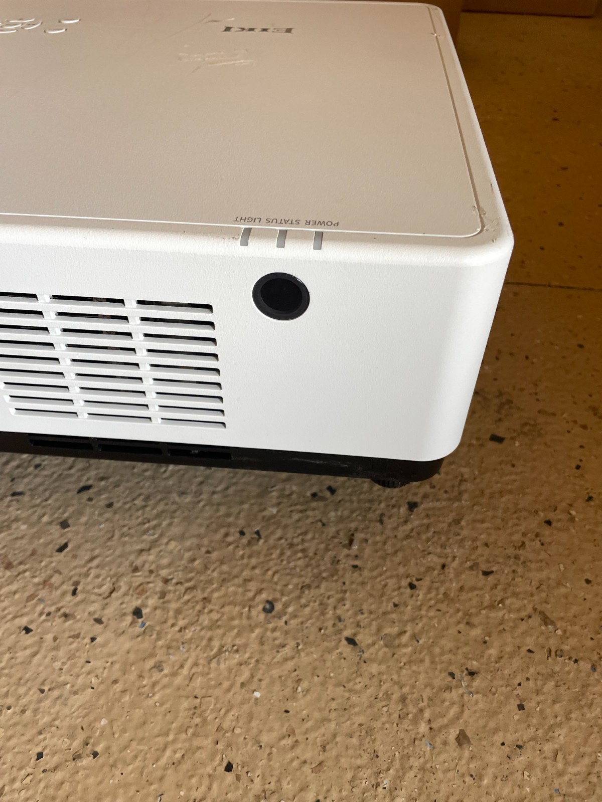 Eiki LCD projector EK–700 LU