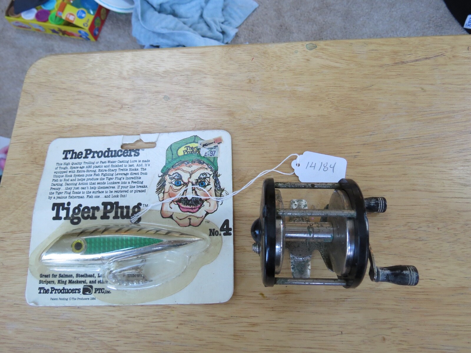 Ocean City Sea lake 930 fishing reel and fishing lure (lot#14184)
