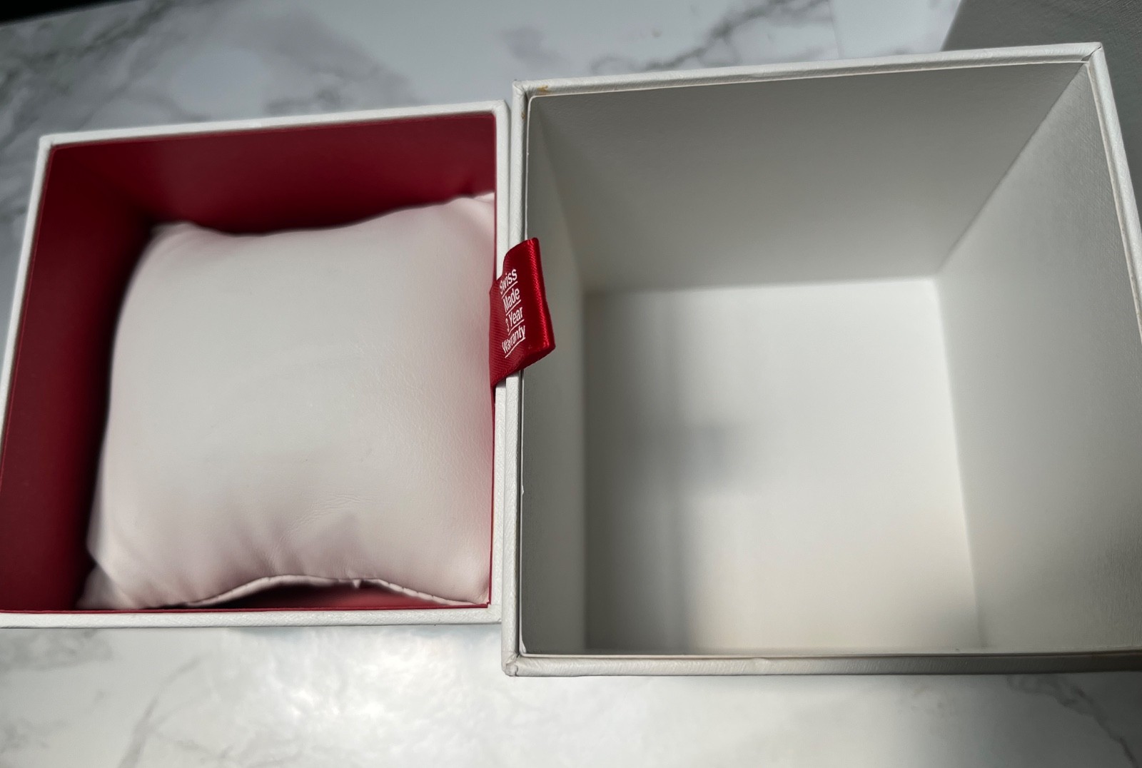 **WENGER DISPLAY PRESENTATION STORAGE BOX EMPTY WHITE & RED NEW WITH DEFECTS**