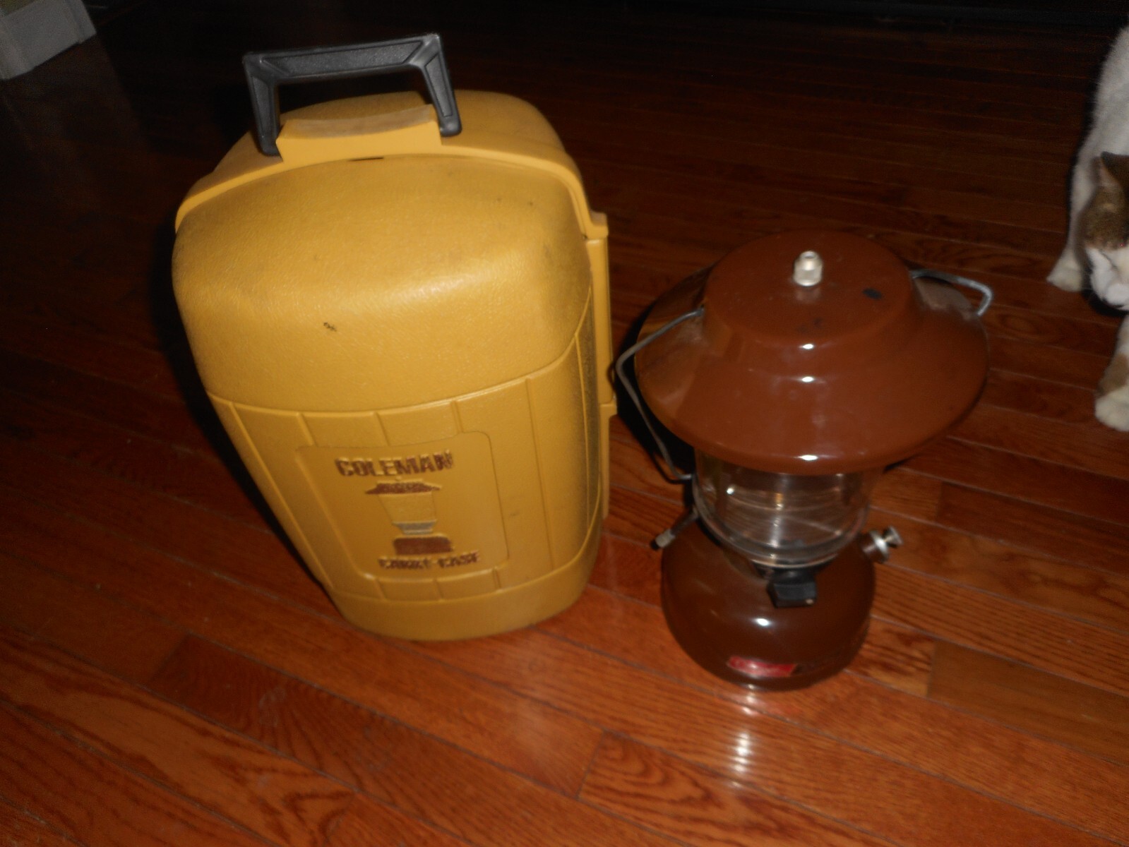1979 COLEMAN LANTERN WITH CLAMSHELL