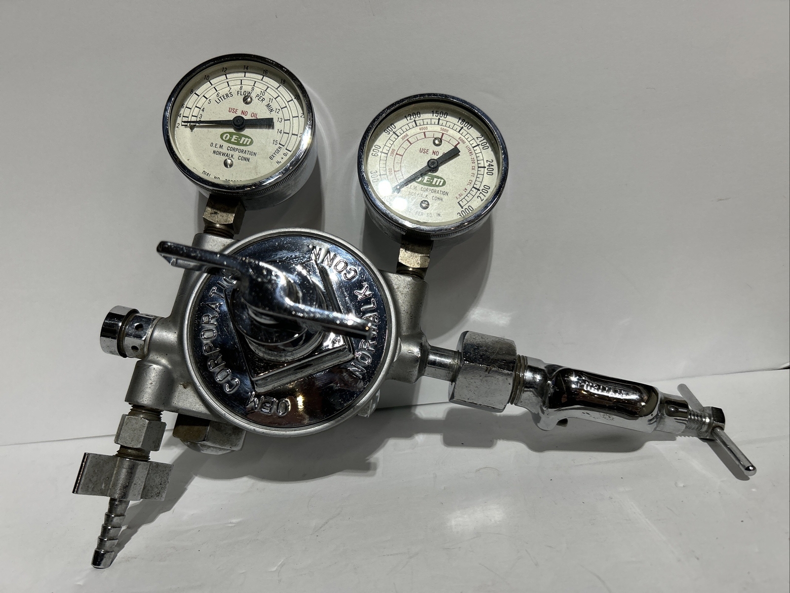 O.E.M. Corporation Norwalk Conn Double Pressure Gauge Fluid -Air    Locb4