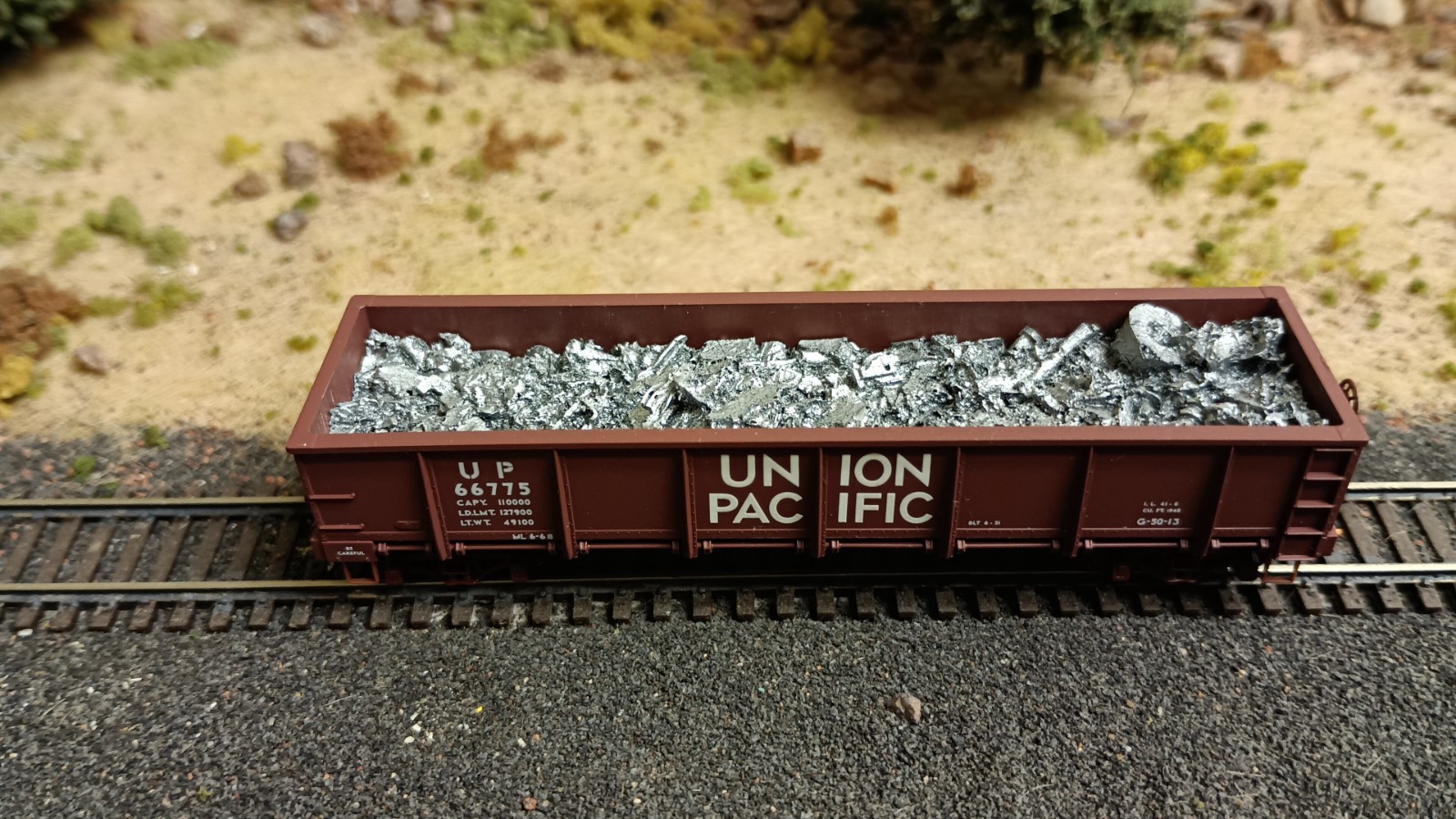 Hay Brothers LOOSE SCRAP ALUMINUM LOAD - Fits Micro-Trains 40ft GS Gondolas