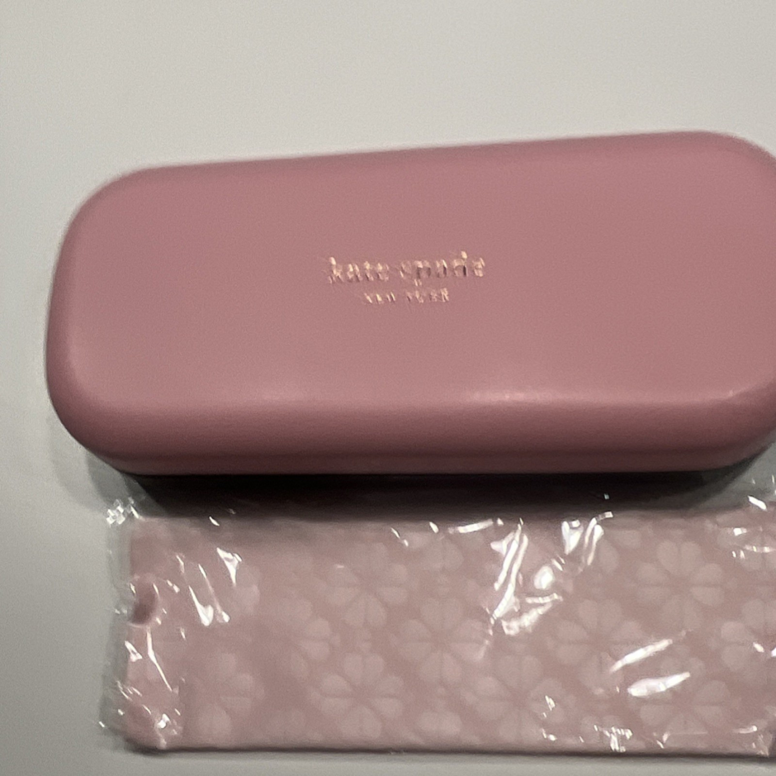 Kate Spade New York Hard Eyeglass Case Pink for Glasses & Sunglasses Unisex