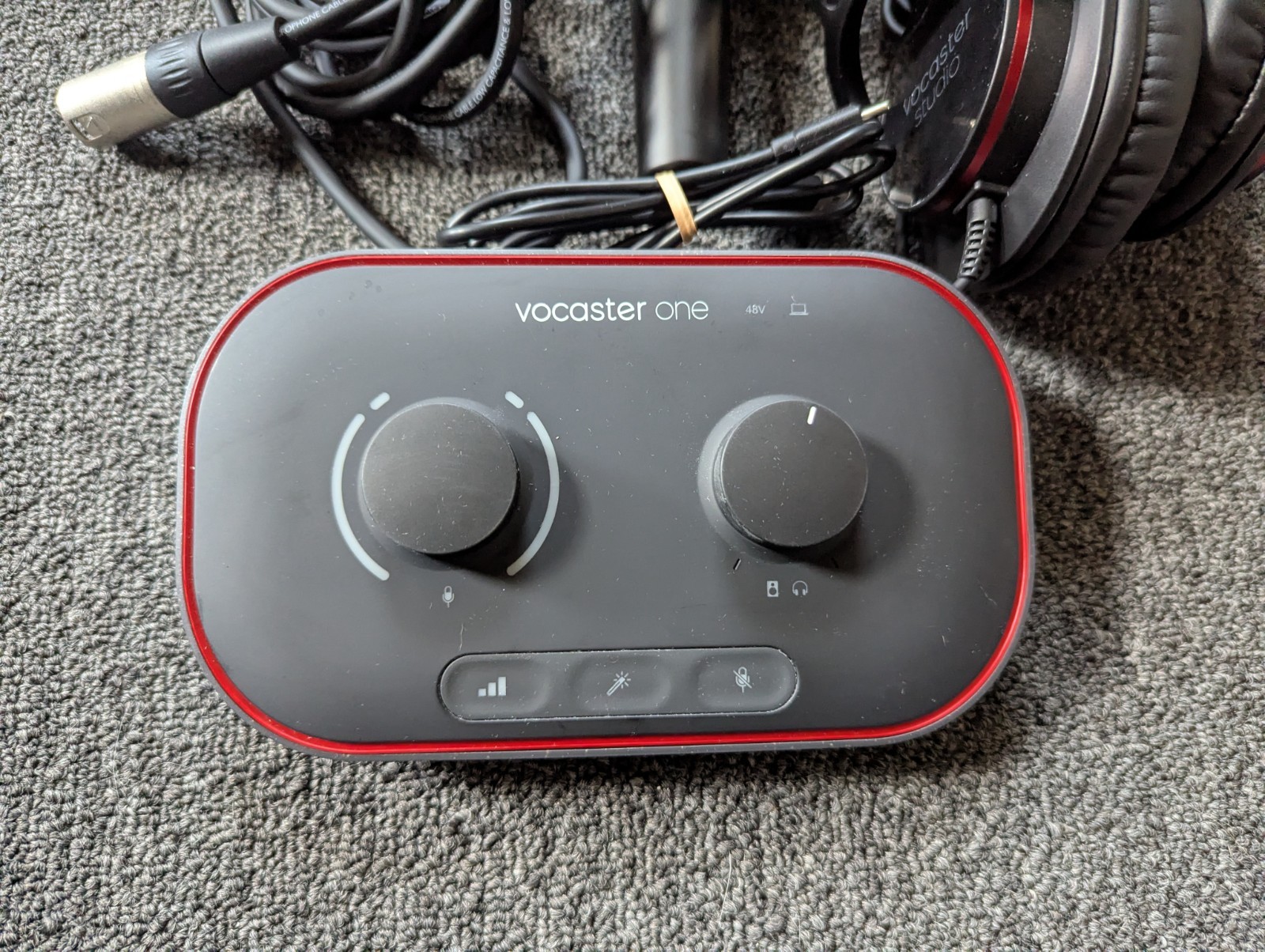 Focusrite Vocaster One Recording Bundle