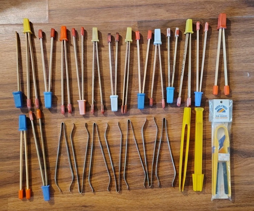 Lot Of 24 Vintage Photo Darkroom Developer Tongs And 1 Cesco-lite Film Squeegee