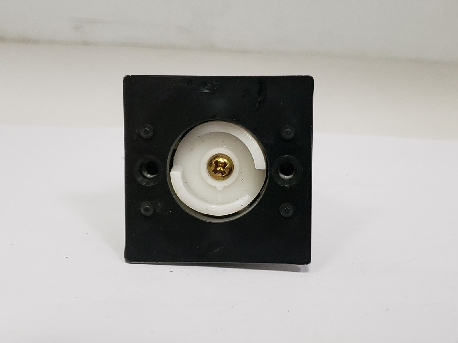GENERAL ELECTRIC 104PSG35B SELECTOR SWITCH 3-POSITION NON-ILL. MAINTAINED