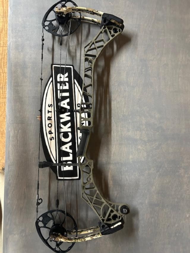Used Mathews VXR 31.5 RH Compound Bow Ambush Riser/ Sitka Sub Limbs 55-65 Lbs