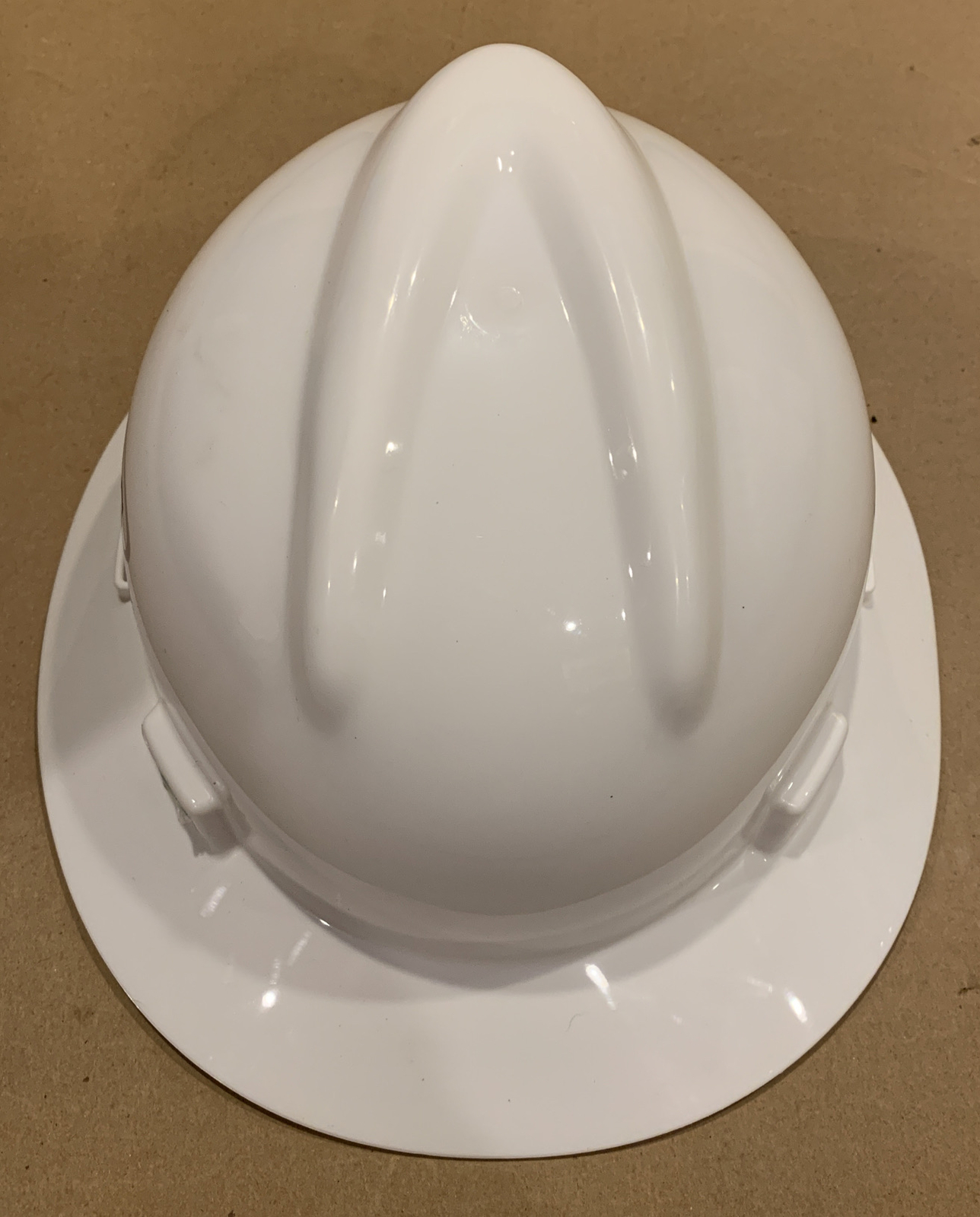 MSA V-Gard Slotted Full-Brim Hat with Suspension - Medium-White