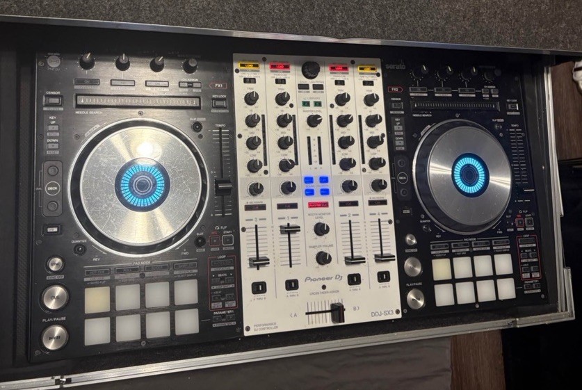 PIONEER DDJ-SX3 PERFORMANCE 4-CHANNEL SERATO DJ CONTROLLER WITH FLIGHT CASE