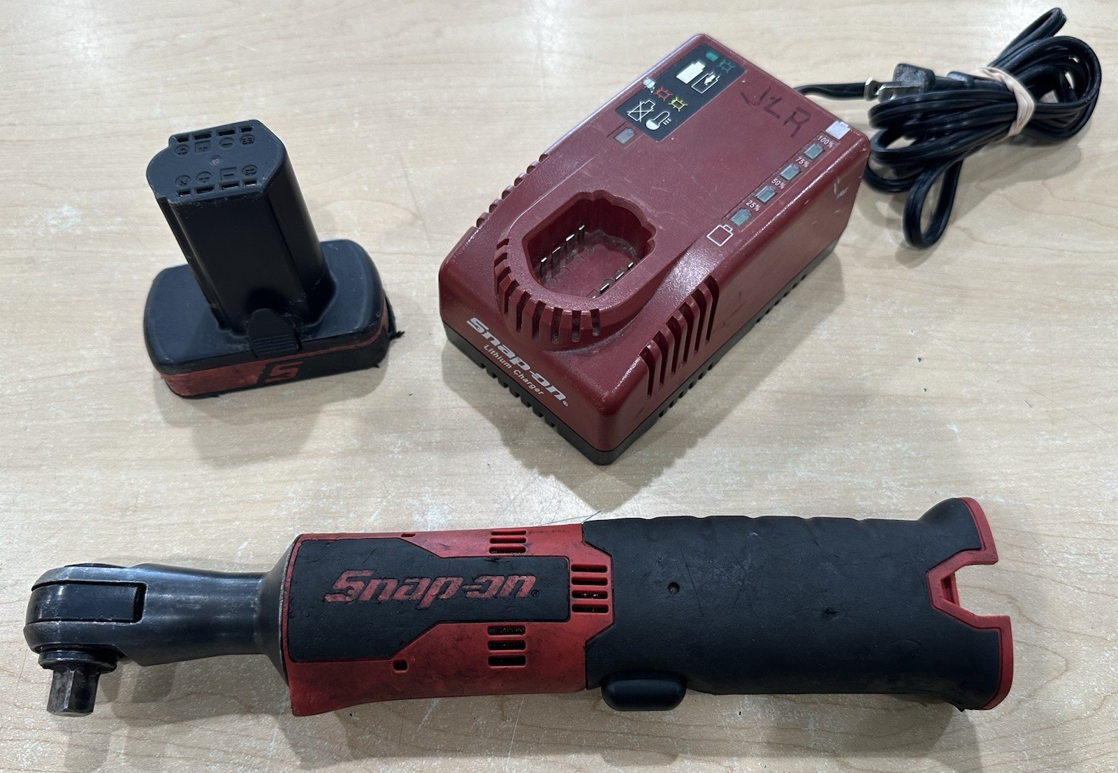 Snap On CTR761A 3/8" Drive Cordless Ratchet w/ CTB8172 Battery & CTC772 Charger