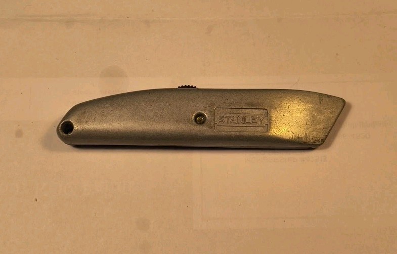VINTAGE STANLEY RETRACTABLE UTILITY KNIFE, SILVER/BLACK, 6" BOX CUTTER