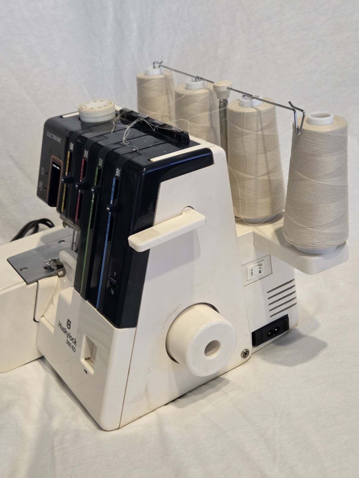 Huskylock 560 ED Electronic Serger Overlock Machine w/ Foot Pedal & Case