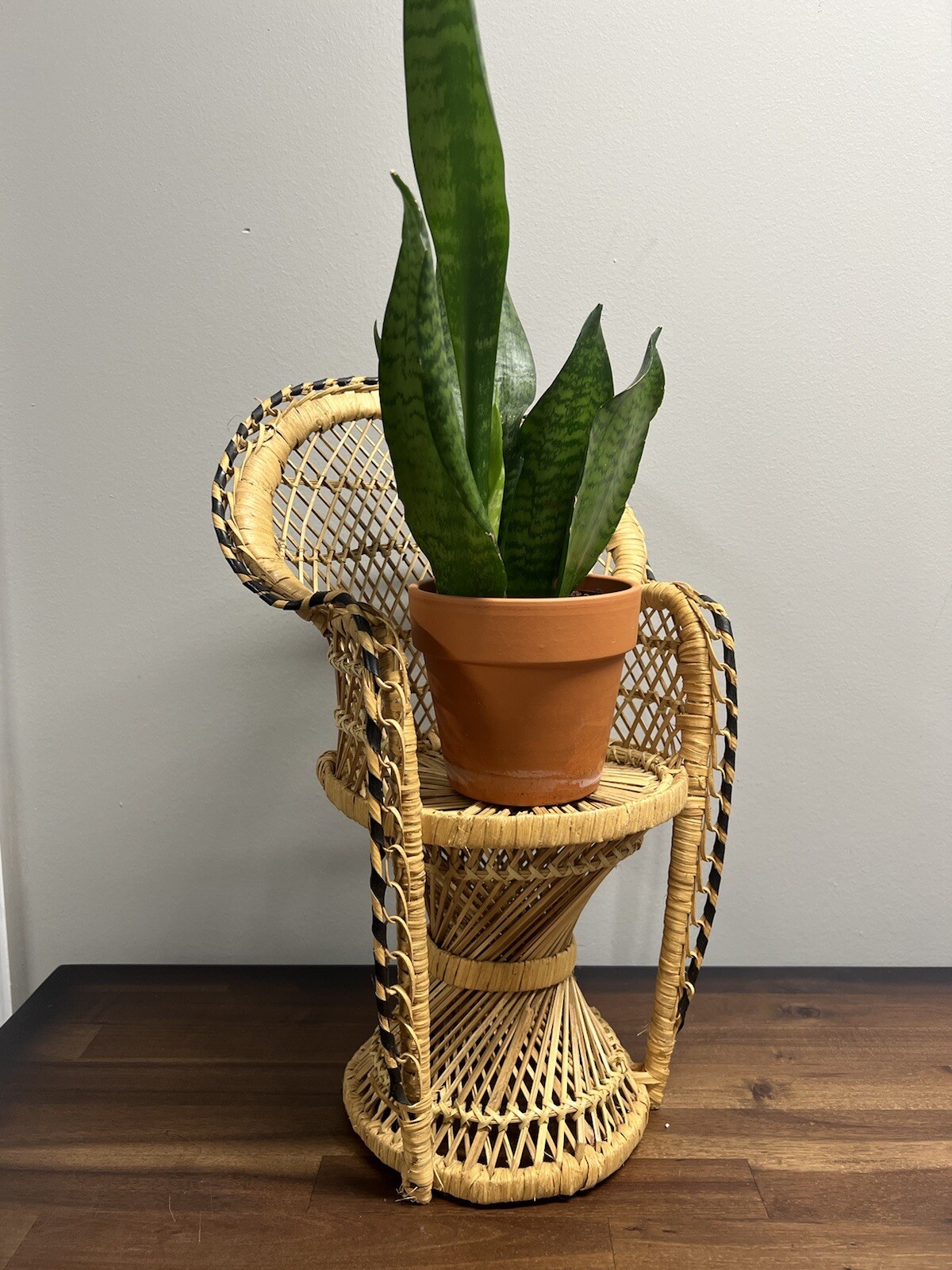 VINTAGE WICKER PEACOCK CHAIR PLANT HOLDER/STAND