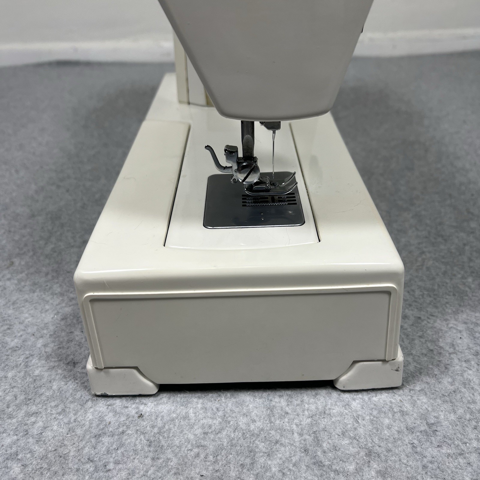 BERNETTE 720 Sewing Machine Heavy Duty 200 B W/ Cover READ