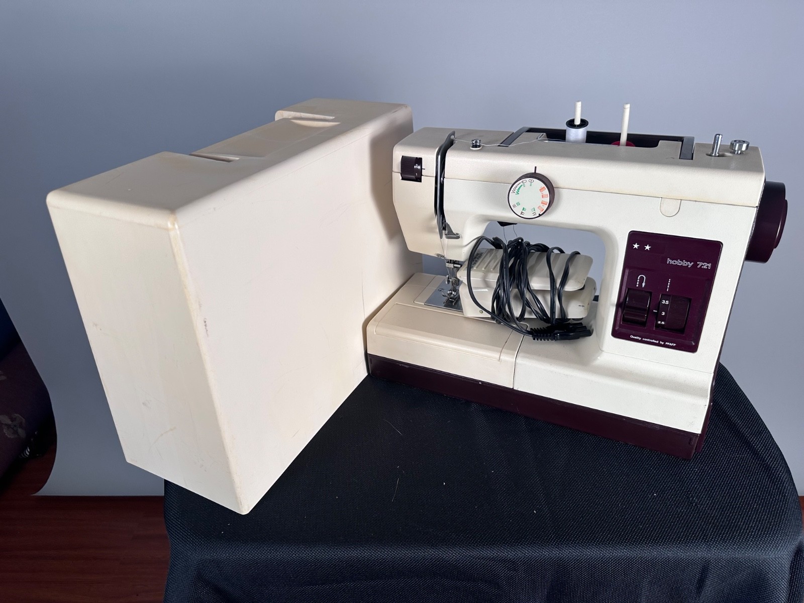 Pfaff Dorina 727 Sewing Machine with Free Arm
