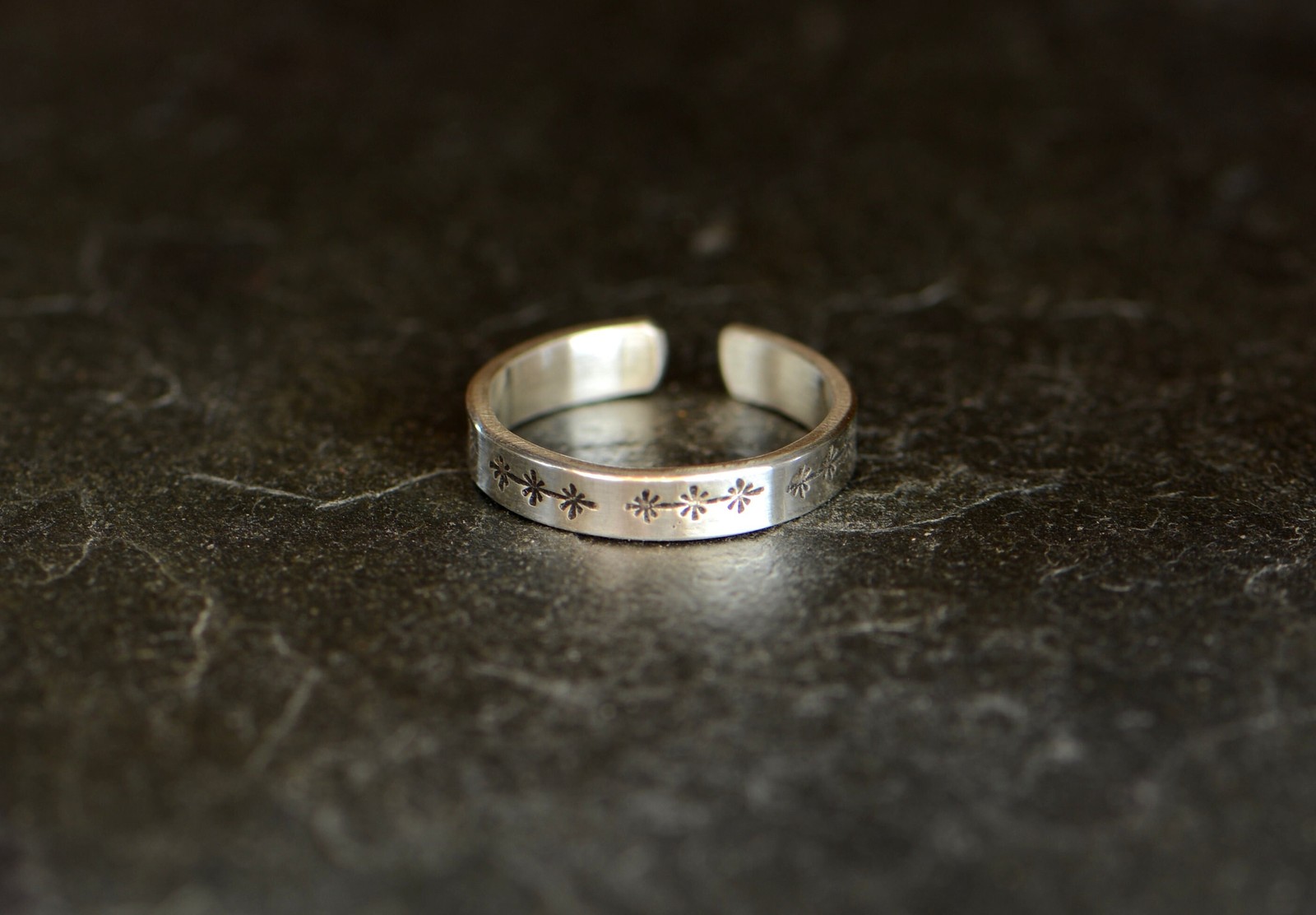dainty sterling silver toe ring with little stars - silver stars midi ring or