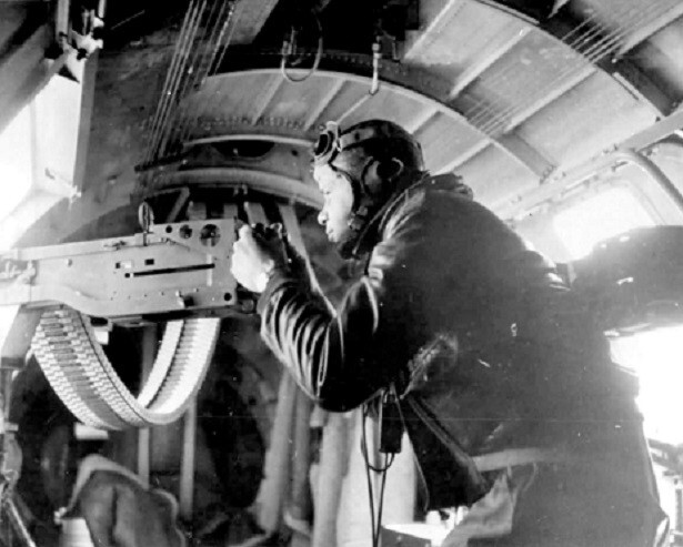 Waist Gunner Aboard a Boeing B-17 Flying Fortress Bomber 8x10 WWII Photo 919a