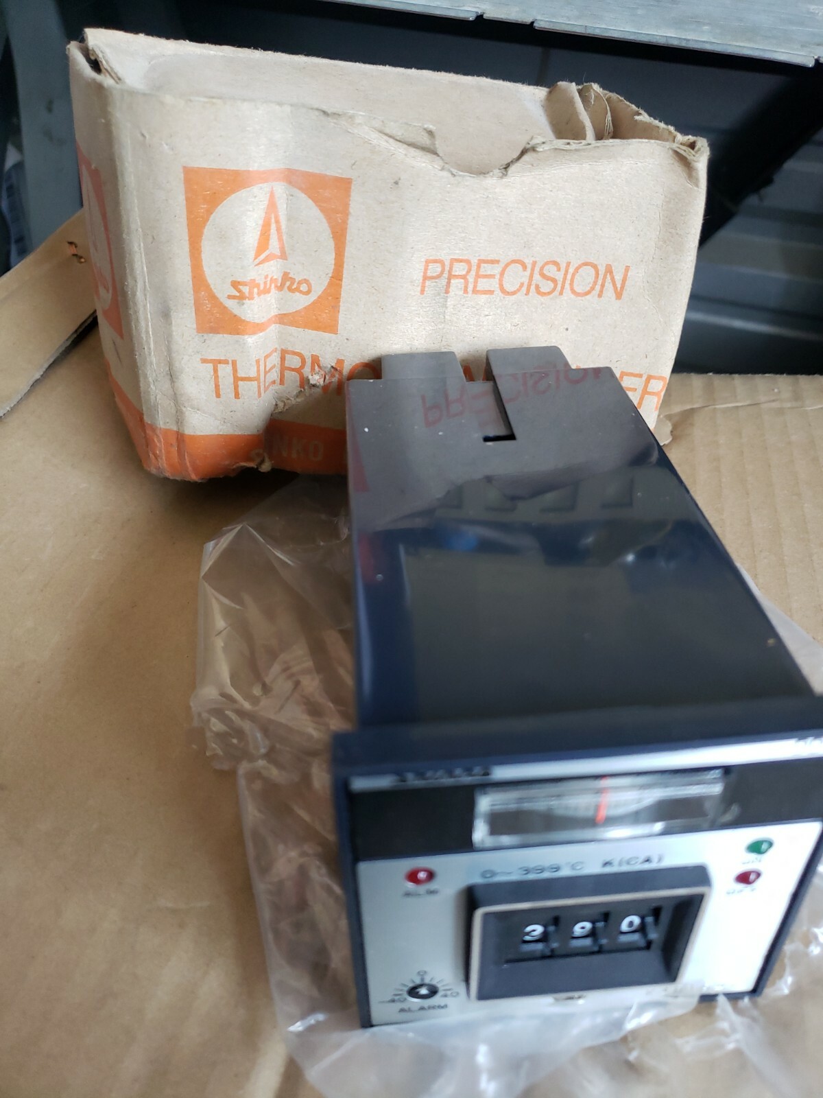 Shinko Precision  DD-721-R/E 0-399ºC Thermo Controller