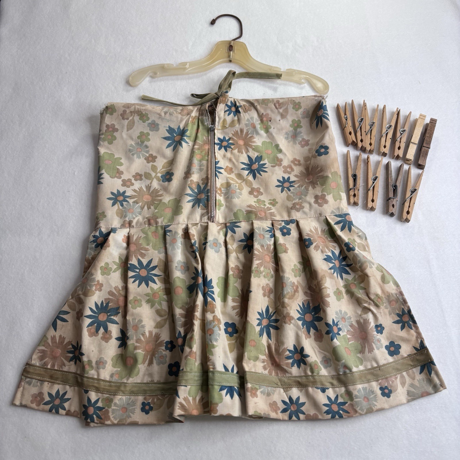 VTG 1950s Multi Color Floral Dress Clothes Pin Bag + 11 Wooden Pins Metal Zipper