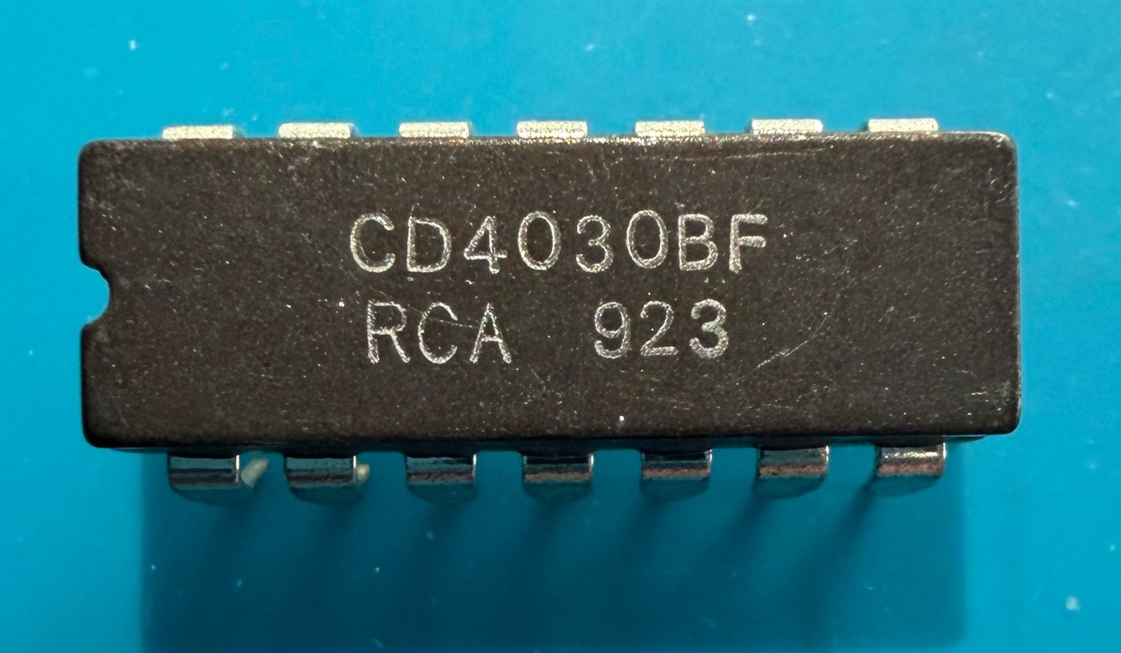 RCA CD4030BF Integrated Circuit