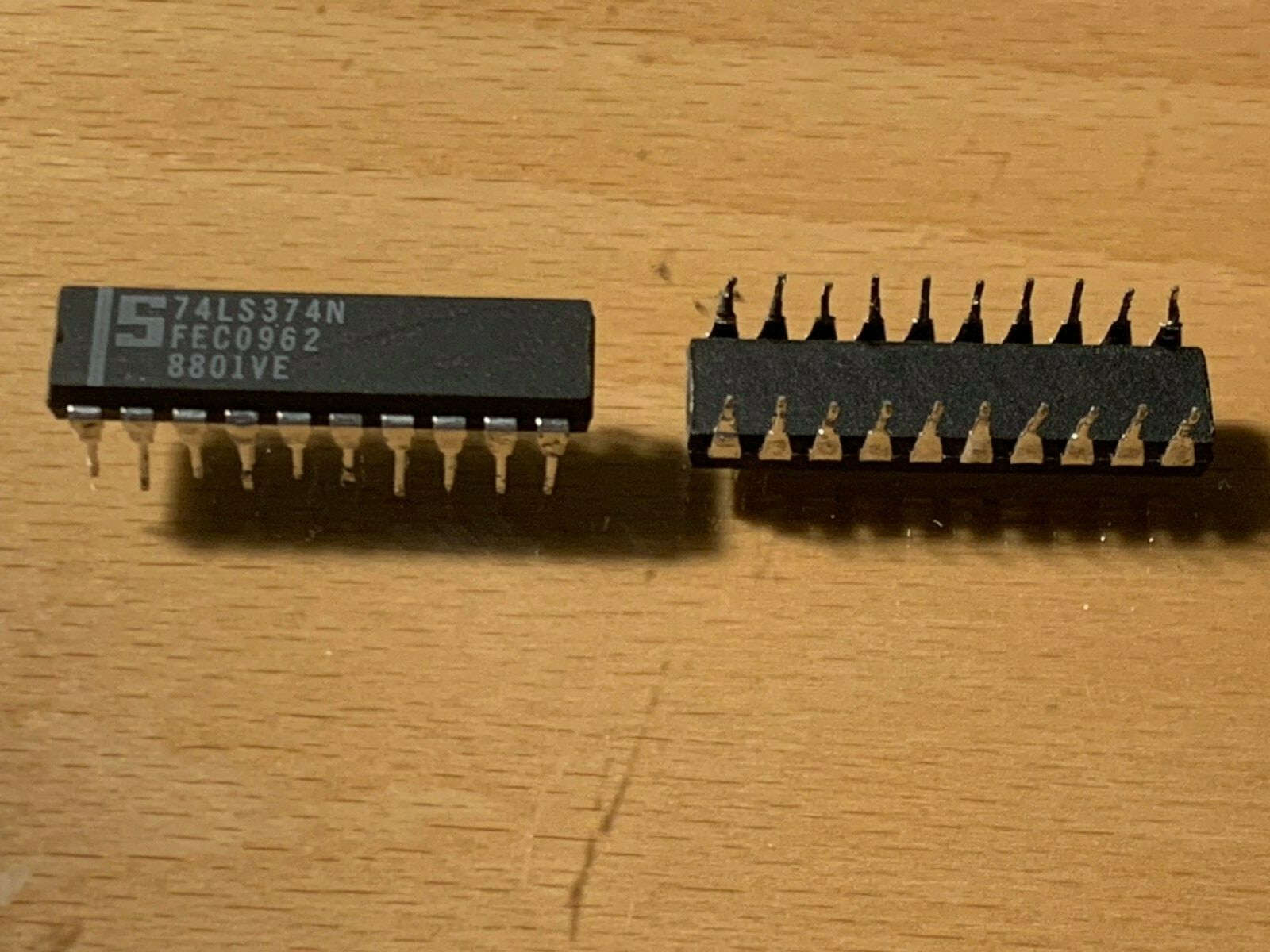 74LS374N - Signetics IC - Octal Flip Flop, DIP-20.