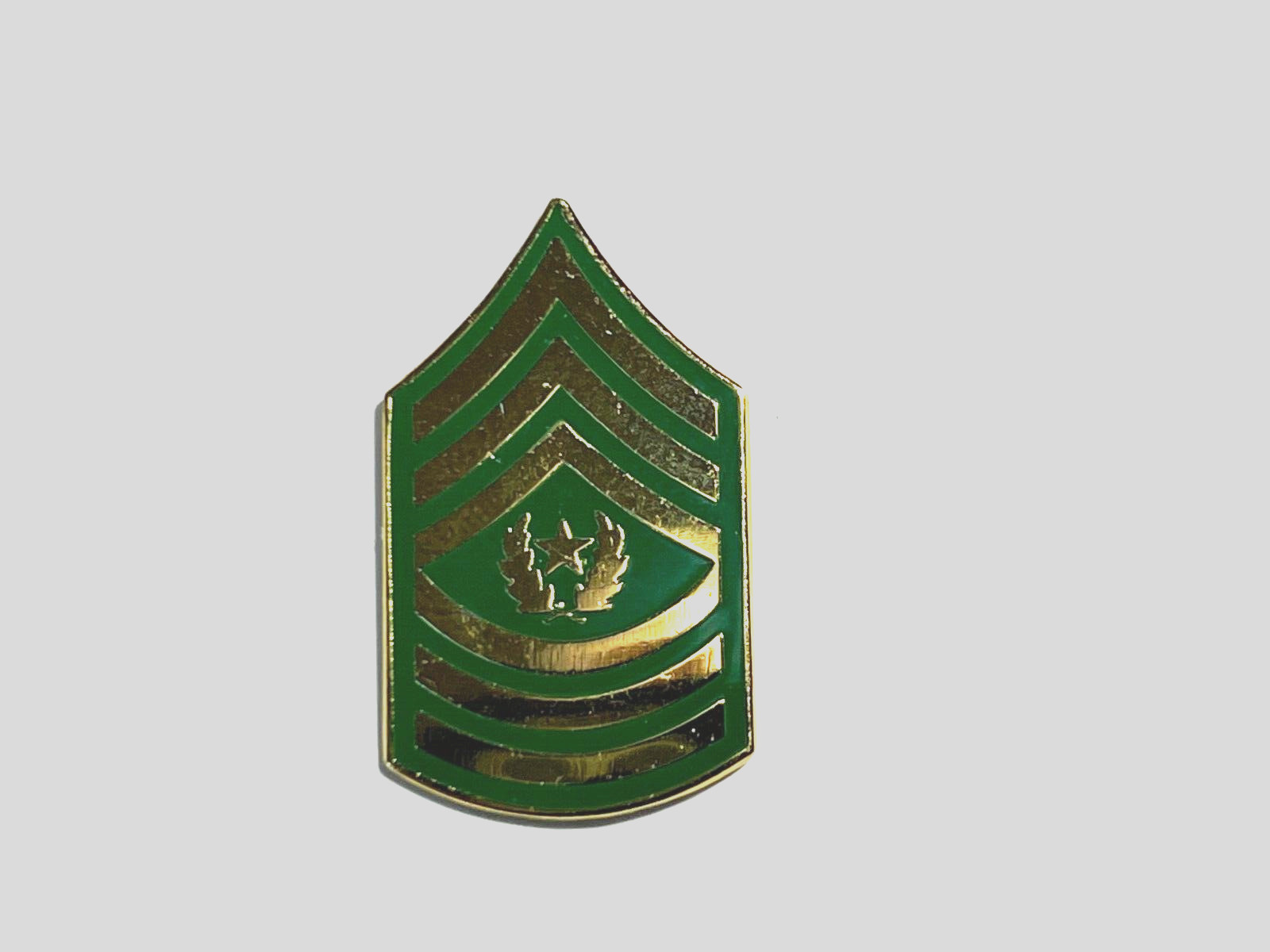 US ARMY COMMAND SERGEANTS MAJOR RANK BRASS/GREEN HAT PIN MEASURING 1.25 IN.