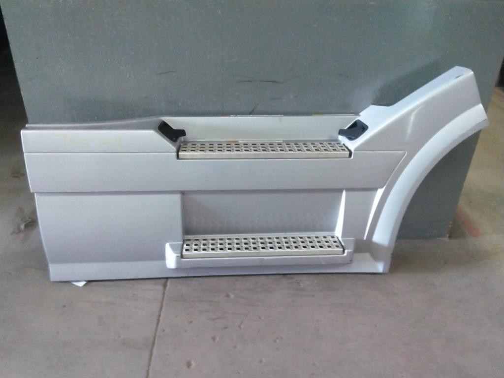 For 2013 VOLVO VNL SIDE FAIRING Right ,  IL