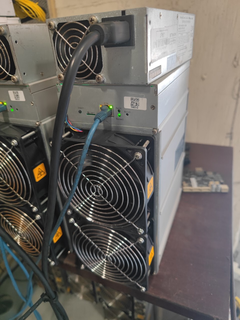 Bitmain Antminer Z11 135Ksol/s Equihash miner w/ APW7 or Alphaminer PSU included