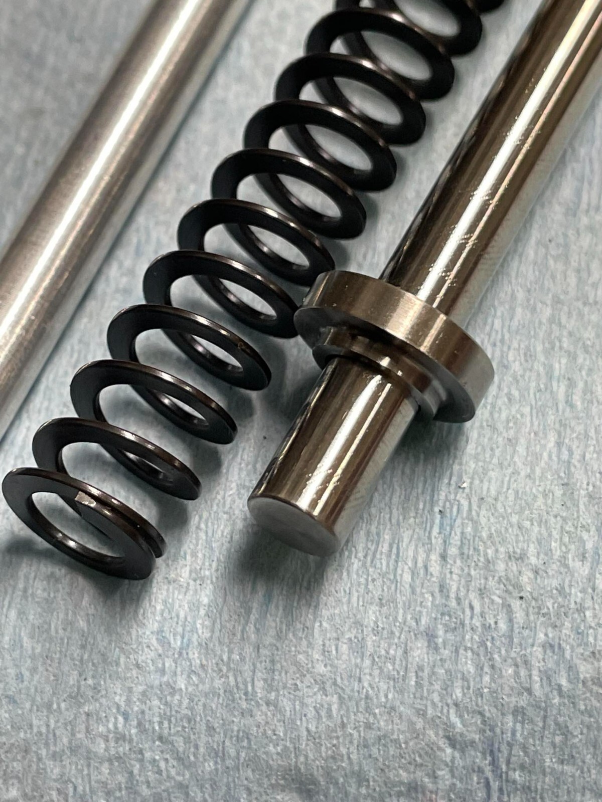 Walther PDP/PPQ/P99 Custom Uncaptured SS Guide Rod with 18lbs ISMI spring.