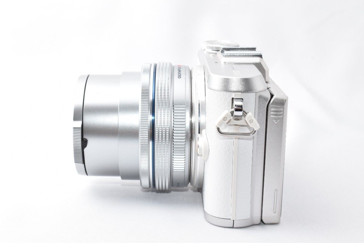 OLYMPUS PEN E-PL8 White Lens Kit