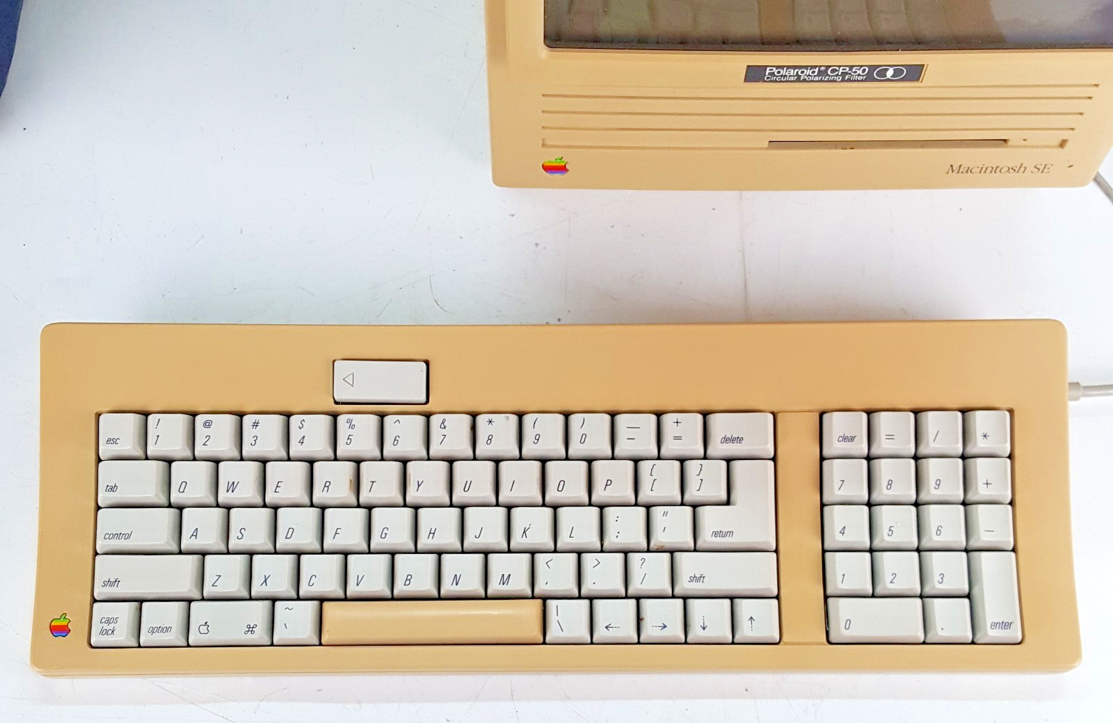 Apple, Macintosh SE M5010 computer with Keyboard, Grapler 9 Pin & Bag