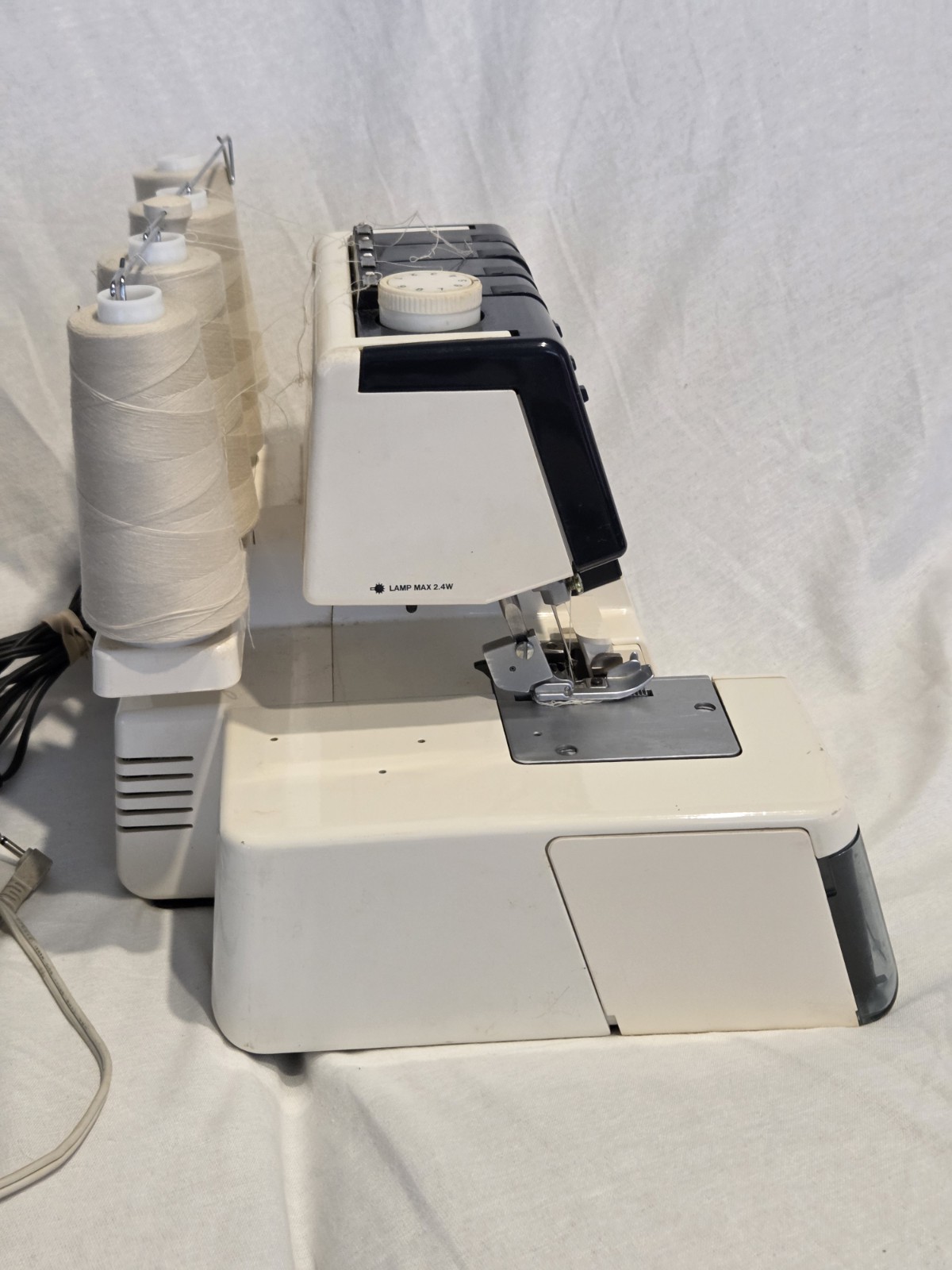 Huskylock 560 ED Electronic Serger Overlock Machine w/ Foot Pedal & Case