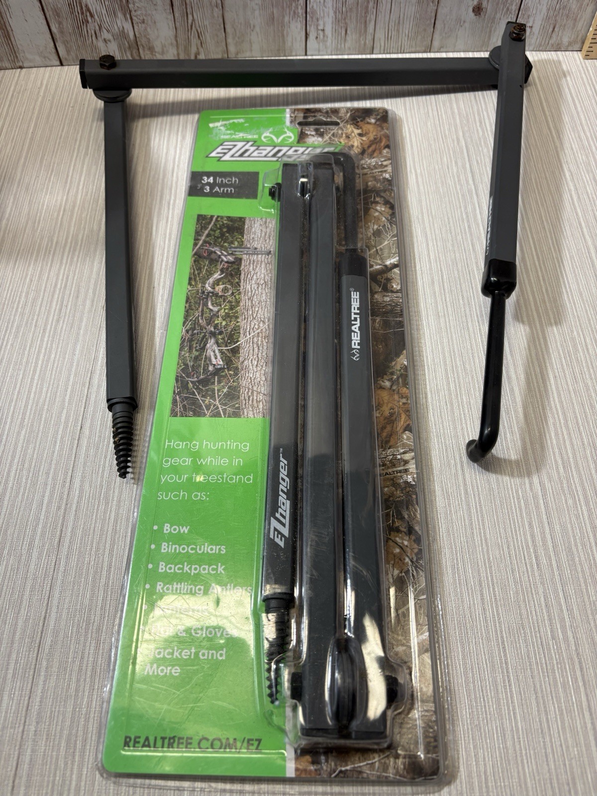 2 Realtree EZ Hanger 34 inch 3 Arm NEW SEALED EZhanger 1 New 1 Used FREE SHIP