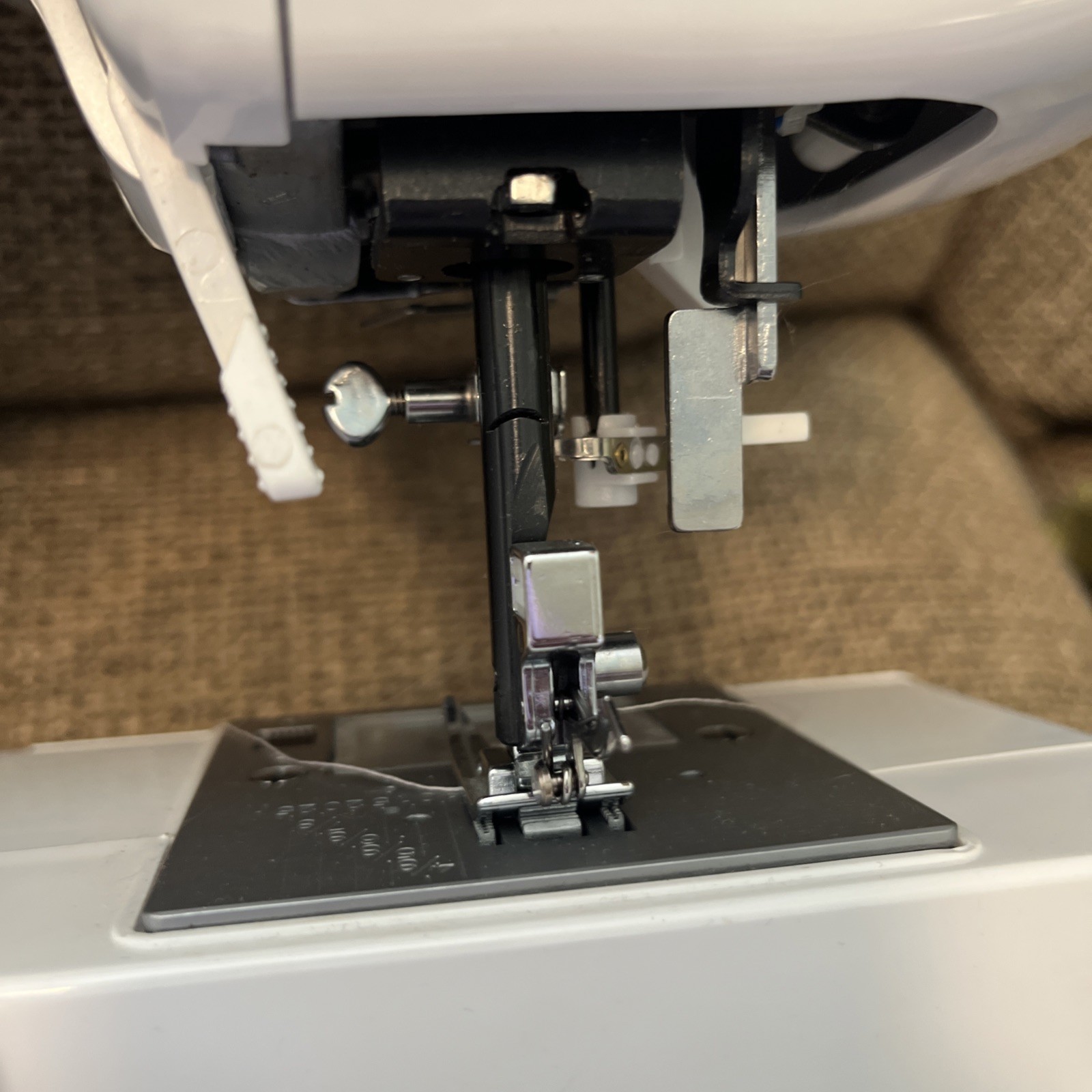 Singer Sewing Machine 4166 White Electronic Control With Accessories ￼